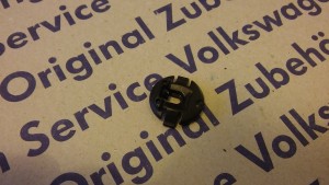 Element mocujący bolec kształtowy "t"
